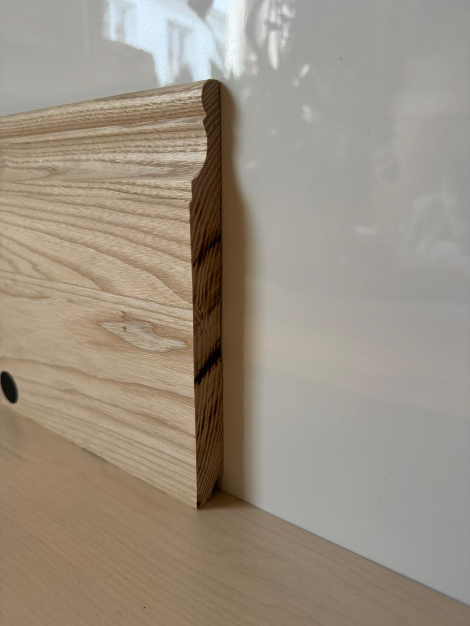 Плинтус массив Ясень бриз без покрытия со вставкой 200х20 мм